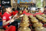 Siswa SDN Beran 5 mengiringi lagu Suwe Ora Jamu dengan irama musik gamelan saat mengikuti pelatihan sinden dan karawitan di Sanggar Oerip Budoyo, Ngawi, Jawa Timur, Jumat (1/11/2024). Pelatihan karawitan dan sinden tersebut diikuti 25 siswa serta dilakukan seminggu sekali sebagai bagian pelajaran ekstra kurikuler dengan tujuan pelestarian budaya sekaligus upaya regenerasi kesenian gamelan kepada generasi muda. ANTARA Jatim/Ari Bowo Sucipto/mas.