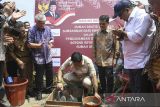 Menteri Perumahan dan Kawasan Permukiman Maruarar Sirait (tengah) didampingi Wakil Menteri Perumahan dan Kawasan Permukiman Fahri Hamzah (kanan), Pendiri Agung Sedayu Group Sugianto Kusuma (kedua kiri), Pj Gubernur Banten Al Muktabar (kiri), dan Perwakilan Direksi PT Bumi Samboro Antonio (kedua kanan) meresmikan pembangunan rumah gratis program tiga juga rumah di Desa Sukawali, Kecamatan Pakuhaji, Kabupaten Tangerang, Banten, Jumat (1/11/2024). Kementerian Perumahan dan Kawasan Permukiman menggandeng perusahaan properti Agung Sedayu untuk membangun 250 rumah gratis untuk masyarakat berpenghasilan rendah (MBR) di tanah hibah seluas 250 hektare dengan anggaran Rp60 miliar yang ditargetkan rampung kuartal-III tahun 2025. ANTARA FOTO/Sulthony Hasanuddin/Spt/gp