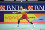 Pebulu tangkis tunggal putra Indonesia Yohanes Saut Marcellyno mengembalikan kok ke arah pebulu tangkis China Taipei Huang Yu Kai pada babak perempat final Indonesia Masters II Super 100 2024 di Jatim International Expo, Surabaya, Jawa Timur, Jumat (1/11/2024). Saut melaju ke babak semifinal usai menang dengan skor 21-18 dan 21-14. ANTARA Jatim/Rizal Hanafi/mas.