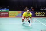 Pebulu tangkis tunggal putra Indonesia Yohanes Saut Marcellyno mengembalikan kok ke arah pebulu tangkis China Taipei Huang Yu Kai pada babak perempat final Indonesia Masters II Super 100 2024 di Jatim International Expo, Surabaya, Jawa Timur, Jumat (1/11/2024). Saut melaju ke babak semifinal usai menang dengan skor 21-18 dan 21-14. ANTARA Jatim/Rizal Hanafi/mas