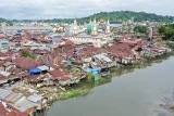 Foto udara sejumlah warga mulai membongkar rumahnya secara mandiri di bantaran Sungai Karang Mumus, Samarinda, Kalimantan Timur, Jumat (1/11/2024). Pemerintah Kota Samarinda akan melakukan pembebasan lahan sekitar 42 bangunan rumah dengan biaya kompensasi kepada pemilik bangunan rumah yang bertujuan untuk penataan kawasan bantaran sungai sebagai bagian dari program pengendalian banjir di Kota Samarinda. Antara Kaltim/M Risyal Hidayat