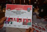 Pekerja memperlihatkan surat suara yang rusak saat proses pelipatan surat suara Pemilihan Gubernur dan Wakil Gubernur Jawa Timur tahun 2024 di Gedung KPU Kota Madiun, Jawa Timur, Jumat (1/11/2024). KPU Kota Madiun melakukan proses sortir dan pelipatan surat suara Pilkada Serentak 2024 sebanyak 158.580 lembar surat suara untuk Pemilihan Gubernur dan Wakil Gubernur Jawa Timur, serta sebanyak 160.580 surat suara Pemilihan Wali Kota dan Wakil Wali Kota Madiun. Antara Jatim/Siswowidodo/mas.