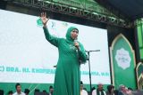 Calon Gubernur Jawa Timur nomer urut dua Khofifah Indar Parawansa memberi sambutan saat safari politik di Ponpes Darussalam, Karangan, Trenggalek, Jawa Timur, Jumat (1/11/2024). Safari politik acara dalam rangkaian peringatan Hari Santri tersebut itu untuk menegaskan komitmennya mengoptimalkan Perda Fasilitasi Pesantren dan mendorong penguatan peran santri dalam pembangunan. Antara Jatim/Destyan Sujarwoko/um