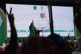 Calon Gubernur Jawa Timur nomer urut dua Khofifah Indar Parawansa memberi sambutan saat safari politik di Ponpes Darussalam, Karangan, Trenggalek, Jawa Timur, Jumat (1/11/2024). Safari politik acara dalam rangkaian peringatan Hari Santri tersebut itu untuk menegaskan komitmennya mengoptimalkan Perda Fasilitasi Pesantren dan mendorong penguatan peran santri dalam pembangunan. Antara Jatim/Destyan Sujarwoko/um