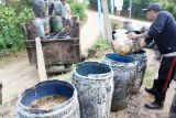 Pekerja menuangkan getah pinus dari timba plastik ke dalam tong sebelum dipindahkan ke atas bak truk di lereng Gunung Wilis, Sendang, Tulungagung, Jawa Timur, Kamis (31/10/2024). Pemerintah melalui Perum Perhutani menargetkan produksi getah pinus tahunan hingga 90 ribu ton untuk memenuhi kebutuhan gondorukem dan terpentin di Jawa Timur, dengan 80 persen hasil produksi olahannya diekspor untuk pasar internasional dan 20 persen sisanya untuk memenuhi kebutuhan domestik. Antara Jatim/Destyan Sujarwoko/um