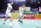 Pebulu tangkis ganda putra Indonesia Yeremia Erich Yoche Yacob Rambitan (kanan) dan Rahmat Hidayat (kiri) mengembalikan kok ke arah pebulu tangkis Malaysia Nur Mohd Azriyn Ayub dan Tan Wee Kiong pada semifinal ganda putra Indonesia Masters II Super 100 2024 di Jatim International Expo, Surabaya, Jawa Timur, Sabtu (2/11/2024). Rahmat dan Yere melaju ke babak final usai menang dengan skor 16-21, 21-18, dan 21-17. Antara Jatim/Rizal Hanafi/um 