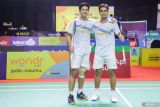 Pebulu tangkis ganda putra Indonesia Rahmat Hidayat (kanan) dan Yeremia Erich Yoche Yacob Rambitan (kiri) berpose usai mengalahkan pebulu tangkis Malaysia Nur Mohd Azriyn Ayub dan Tan Wee Kiong pada semifinal ganda putra Indonesia Masters II Super 100 2024 di Jatim International Expo, Surabaya, Jawa Timur, Sabtu (2/11/2024). Rahmat dan Yere melaju ke babak final usai menang dengan skor 16-21, 21-18, dan 21-17. Antara Jatim/Rizal Hanafi/um 