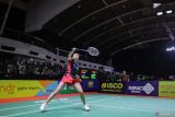 Pebulu tangkis tunggal putri Indonesia Ni Kadek Dhinda Amartya Pratiwi mengembalikan kok ke arah pebulu tangkis Hongkong Saloni Samirbhai Mehta pada semifinal Indonesia Masters II Super 100 2024 di Jatim International Expo, Surabaya, Jawa Timur, Sabtu (2/11/2024). Dhinda melaju ke babak final usai menang dengan skor 12-21, 21-11, dan 21-18. Antara Jatim/Rizal Hanafi/um 