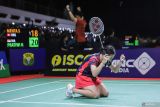 Pebulu tangkis tunggal putri Indonesia Ni Kadek Dhinda Amartya Pratiwi berselebrasi usai mengalahkan pebulu tangkis Hongkong Saloni Samirbhai Mehta pada semifinal Indonesia Masters II Super 100 2024 di Jatim International Expo, Surabaya, Jawa Timur, Sabtu (2/11/2024). Dhinda melaju ke babak final usai menang dengan skor 12-21, 21-11, dan 21-18. Antara Jatim/Rizal Hanafi/um 