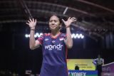 Pebulu tangkis tunggal putri Indonesia Ni Kadek Dhinda Amartya Pratiwi berselebrasi usai mengalahkan pebulu tangkis Hongkong Saloni Samirbhai Mehta pada semifinal Indonesia Masters II Super 100 2024 di Jatim International Expo, Surabaya, Jawa Timur, Sabtu (2/11/2024). Dhinda melaju ke babak final usai menang dengan skor 12-21, 21-11, dan 21-18. Antara Jatim/Rizal Hanafi/um 