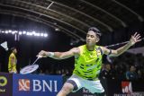 Pebulu tangkis tunggal putra Indonesia Alwi Farhan mengembalikan kok ke arah pebulu tangkis Indonesia Prahdiska Bagas Shujiwo saat semifinal Indonesia Masters II Super 100 2024 di Jatim International Expo, Surabaya, Jawa Timur, Sabtu (2/11/2024). Alwi berhasil melaju ke babak final usai menang dengan skor 21-9 dan 21-17. Antara Jatim/Rizal Hanafi/Um