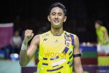 Pebulu tangkis tunggal putra Indonesia Alwi Farhan berpose usai mengalahkan pebulu tangkis Indonesia Prahdiska Bagas Shujiwo saat semifinal Indonesia Masters II Super 100 2024 di Jatim International Expo, Surabaya, Jawa Timur, Sabtu (2/11/2024). Alwi berhasil melaju ke babak final usai menang dengan skor 21-9 dan 21-17. Antara Jatim/Rizal Hanafi/Um