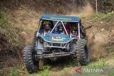 Pembalap memacu mobil saat mengikuti Prima 4x4 Challenge 2024 Piala Panglima TNI di Sirkuit Pusat Pendidikan Kavaleri (Pusdikkav), Padalarang, Kabupaten Bandung Barat, Jawa Barat, Sabtu (2/11/2024). Kejuaraan offroad yang memperebutkan piala Panglima TNI dan diikuti 40 pembalap dari berbagai daerah tersebut digelar dalam rangka memperingati HUT Ke-79 TNI sekaligus upaya untuk memajukan olah raga nasional Indonesia. ANTARA FOTO/Abdan Syakura/agr