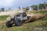 Pembalap memacu mobil saat mengikuti Prima 4x4 Challenge 2024 Piala Panglima TNI di Sirkuit Pusat Pendidikan Kavaleri (Pusdikkav), Padalarang, Kabupaten Bandung Barat, Jawa Barat, Sabtu (2/11/2024). Kejuaraan offroad yang memperebutkan piala Panglima TNI dan diikuti 40 pembalap dari berbagai daerah tersebut digelar dalam rangka memperingati HUT Ke-79 TNI sekaligus upaya untuk memajukan olah raga nasional Indonesia. ANTARA FOTO/Abdan Syakura/agr