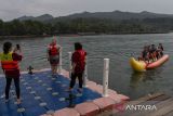 Wisatawan menaiki wahana banana boat di Pantai Carita, Pandeglang, Banten, Sabtu (2/11/2024). Berdasarkan data Badan Pusat Statistik (BPS) Provinsi Banten secara kumulatif jumlah perjalanan wisatawan nusantara tujuan Banten pada bulan Januari hingga September 2024 mencapai 35,74 juta perjalanan atau meningkat 13,08 persen dibandingkan periode yang sama tahun 2023, sementara kunjungan wisatawan mancanegara mencapai 1.886.886 kunjungan atau meningkat 33,61 persen dari tahun sebelumnya. ANTARA FOTO/Angga Budhiyanto/gp