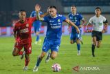 Pesepak bola Persib Bandung Marc Klok (tengah) berebut bola dengan pesepak bola Semen Padang FC Dimas Roni Saputra (kiri) pada pertandingan BRI Liga 1 di Stadion Si Jalak Harupat, Kabupaten Bandung, Jawa Barat, Jumat (1/11/2024). Pertandingan tersebut berakhir imbang dengan skor 1-1. ANTARA FOTO/Raisan Al Farisi/agr