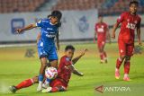 Pesepak bola Persib Bandung Beckham Putra (kiri) berebut bola dengan pesepak bola Semen Padang FC Frendi Saputra (tengah) pada pertandingan BRI Liga 1 di Stadion Si Jalak Harupat, Kabupaten Bandung, Jawa Barat, Jumat (1/11/2024). Pertandingan tersebut berakhir imbang dengan skor 1-1. ANTARA FOTO/Raisan Al Farisi/agr