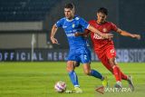 Pesepak bola Persib Bandung Nick Kuipers (kiri) berebut bola dengan pesepak bola Semen Padang FC Muhamad Ridwan (kanan) pada pertandingan BRI Liga 1 di Stadion Si Jalak Harupat, Kabupaten Bandung, Jawa Barat, Jumat (1/11/2024). Pertandingan tersebut berakhir imbang dengan skor 1-1. ANTARA FOTO/Raisan Al Farisi/agr