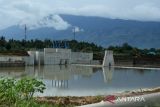 Pekerja menggunakan alat berat menyelesaikan pembangunan proyek rehabilitasi bendungan karet  Sungai Krueng Aceh, di kabupaten Aceh Besar, Aceh,  Sabtu (2/11/2024). pembangunan rehabaiklitasi bendungan karet  Sungai Krueng Aceh menggunakan type Pnuematic Crest Gate (PCG) dan dilengkapi pelindung baja yang ditargetkan selesai akhir tahun 2024 itu diproyeksikan untuk menyediakan air baku bagi kebutuhan Perusahaan Air Minum Daerah (PDAM), pengendalian banjir. dan mengatasi intrusi air laut. ANTARA FOTO/Ampelsa.