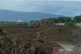 Pekerja menggunakan alat berat menyelesaikan pembangunan proyek rehabilitasi bendungan karet  Sungai Krueng Aceh, di kabupaten Aceh Besar, Aceh,  Sabtu (2/11/2024). pembangunan rehabaiklitasi bendungan karet  Sungai Krueng Aceh menggunakan type Pnuematic Crest Gate (PCG) dan dilengkapi pelindung baja yang ditargetkan selesai akhir tahun 2024 itu diproyeksikan untuk menyediakan air baku bagi kebutuhan Perusahaan Air Minum Daerah (PDAM), pengendalian banjir. dan mengatasi intrusi air laut. ANTARA FOTO/Ampelsa.