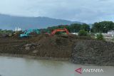 Pekerja menggunakan alat berat menyelesaikan pembangunan proyek rehabilitasi bendungan karet  Sungai Krueng Aceh, di kabupaten Aceh Besar, Aceh,  Sabtu (2/11/2024). pembangunan rehabaiklitasi bendungan karet  Sungai Krueng Aceh menggunakan type Pnuematic Crest Gate (PCG) dan dilengkapi pelindung baja yang ditargetkan selesai akhir tahun 2024 itu diproyeksikan untuk menyediakan air baku bagi kebutuhan Perusahaan Air Minum Daerah (PDAM), pengendalian banjir. dan mengatasi intrusi air laut. ANTARA FOTO/Ampelsa.