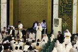 Calon Gubernur Jawa Timur nomor urut dua Khofifah Indar Parawansa memberi sambutan saat HUT ke-24 Masjid Nasional Al-Akbar Surabaya, Jawa Timur, Sabtu (2/11/2024). Kegiatan yang diikuti ribuan jamaah tersebut untuk memperingati Maulid Nabi, HUT ke-24 Masjid Al-Akbar, dan Haul Syekh Abdul Qadir Al-Jailani. Antara Jatim/Umarul Faruq