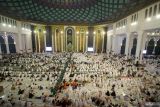 Ribuan jamaah berdoa bersama saat HUT ke-24 Masjid Nasional Al-Akbar Surabaya, Jawa Timur, Sabtu (2/11/2024). Kegiatan tersebut untuk memperingati Maulid Nabi, HUT ke-24 Masjid Al-Akbar, dan Haul Syekh Abdul Qadir Al-Jailani. Antara Jatim/Umarul Faruq