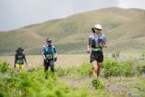 Peserta berlari melintasi Lembah Watangan saat gelaran lari lintas alam atau trail run BTS100 Ultra di kawasan Taman Nasional Bromo Tengger Semeru (TNBTS), Probolinggo, Jawa Timur, Minggu (3/11/2024). Gelaran lari lintas alam yang diikuti sedikitnya 700 pelari dari 26 negara dengan jarak tempuh terjauh 170 kilometer menjelajah kawasan TNBTS tersebut diharapkan dapat meningkatkan kunjungan pariwisata sekaligus meningkatkan perekonomian masyarakat di wilayah itu. Antara Jatim/Irfan Sumanjaya/um