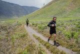 Peserta berlari melintasi Lembah Watangan saat gelaran lari lintas alam atau trail run BTS100 Ultra di kawasan Taman Nasional Bromo Tengger Semeru (TNBTS), Probolinggo, Jawa Timur, Minggu (3/11/2024). Gelaran lari lintas alam yang diikuti sedikitnya 700 pelari dari 26 negara dengan jarak tempuh terjauh 170 kilometer menjelajah kawasan TNBTS tersebut diharapkan dapat meningkatkan kunjungan pariwisata sekaligus meningkatkan perekonomian masyarakat di wilayah itu. Antara Jatim/Irfan Sumanjaya/um