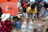 Warga mengambil air bersih dari bak penampungan hasil bantuan  Keluarga Alumni Universitas Jember (KauJe) di Desa Sumberjo, Kecamatan Durenan, Trenggalek, Jawa Timur, Minggu (3/11/2024). Ribuan liter air bersih disalurkan bertahap KauJe Korda Trenggalek di 12 desa empat kecamatan terdampak kekeringan untuk meringankan beban penderitaan masyarakat yang mengalami krisis air bersih sejak beberapa bulan terakhir. Antara Jatim/Destyan Sujarwoko/um