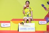 Pebulu tangkis tunggal putri Indonesia Ni Kadek Dhinda Amartya Pratiwi berpose dengan medalinya usai mengalahkan pebulu tangkis Malaysia Karupathevan Letshanaa pada babak final Indonesia Masters II Super 100 2024 di Jatim International Expo, Surabaya, Jawa Timur, Minggu (3/11/2024). Kadek Dhinda menjuarai tunggal putri Indonesia Masters II Super 100 usai menang dengan skor 21-19 dan 21-17. Antara Jatim/Rizal Hanafi/um