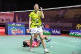 Pebulu tangkis tunggal putri Indonesia Ni Kadek Dhinda Amartya Pratiwi (atas) berselebrasi usai meraih poin saat melawan pebulu tangkis Malaysia Karupathevan Letshanaa (bawah) pada babak final Indonesia Masters II Super 100 2024 di Jatim International Expo, Surabaya, Jawa Timur, Minggu (3/11/2024). Kadek Dhinda menjuarai tunggal putri Indonesia Masters II Super 100 usai menang dengan skor 21-19 dan 21-17. Antara Jatim/Rizal Hanafi/um