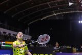 Pebulu tangkis tunggal putri Indonesia Ni Kadek Dhinda Amartya Pratiwi mengembalikan kok ke arah pebulu tangkis Malaysia Karupathevan Letshanaa pada babak final Indonesia Masters II Super 100 2024 di Jatim International Expo, Surabaya, Jawa Timur, Minggu (3/11/2024). Kadek Dhinda menjuarai tunggal putri Indonesia Masters II Super 100 usai menang dengan skor 21-19 dan 21-17. Antara Jatim/Rizal Hanafi/um