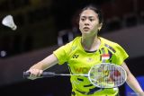 Pebulu tangkis tunggal putri Indonesia Ni Kadek Dhinda Amartya Pratiwi mengembalikan kok ke arah pebulu tangkis Malaysia Karupathevan Letshanaa pada babak final Indonesia Masters II Super 100 2024 di Jatim International Expo, Surabaya, Jawa Timur, Minggu (3/11/2024). Kadek Dhinda menjuarai tunggal putri Indonesia Masters II Super 100 usai menang dengan skor 21-19 dan 21-17. Antara Jatim/Rizal Hanafi/um