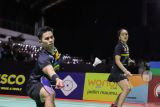 Pebulu tangkis ganda campuran Indonesia Amri Syahnawi (kiri) dan Nita Violina Marwah (kanan) mengembalikan kok ke arah pebulu tangkis Indonesia Marwan Faza dan Aisyah Salsabila Putri Pranata pada babak final Indonesia Masters II Super 100 2024 di Jatim International Expo, Surabaya, Jawa Timur, Minggu (3/11/2024). Amri dan Nita menjuarai ganda campuran Indonesia Masters II Super 100 usai menang dengan skor 22-20 dan 21-13. Antara Jatim/Rizal Hanafi/um 