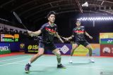 Pebulu tangkis ganda putra Indonesia Yeremia Erich Yoche Yacob Rambitan (kiri) dan Rahmat Hidayat (kanan) mengembalikan kok ke arah pebulu tangkis Indonesia Raymond Indra dan Patra Harapan Rindorindo pada babak final Indonesia Masters II Super 100 2024 di Jatim International Expo, Surabaya, Jawa Timur, Minggu (3/11/2024). Rahmat dan Yere menjuarai ganda putra Indonesia Masters II Super 100 usai menang dengan skor 23-21 dan 21-18. Antara Jatim/Rizal Hanafi/um