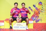 Pebulu tangkis ganda putra Indonesia Rahmat Hidayat (kanan) dan Yeremia Erich Yoche Yacob Rambitan (kiri) berpose dengan medalinya usai mengalahkan pebulu tangkis Indonesia Raymond Indra dan Patra Harapan Rindorindo pada babak final Indonesia Masters II Super 100 2024 di Jatim International Expo, Surabaya, Jawa Timur, Minggu (3/11/2024). Rahmat dan Yere menjuarai ganda putra Indonesia Masters II Super 100 usai menang dengan skor 23-21 dan 21-18. Antara Jatim/Rizal Hanafi/um