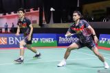 Pebulu tangkis ganda putra Indonesia Rahmat Hidayat (kanan) dan Yeremia Erich Yoche Yacob Rambitan (kiri) mengembalikan kok ke arah pebulu tangkis Indonesia Raymond Indra dan Patra Harapan Rindorindo pada babak final Indonesia Masters II Super 100 2024 di Jatim International Expo, Surabaya, Jawa Timur, Minggu (3/11/2024). Rahmat dan Yere menjuarai ganda putra Indonesia Masters II Super 100 usai menang dengan skor 23-21 dan 21-18. Antara Jatim/Rizal Hanafi/um