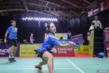 Pebulu tangkis ganda campuran Indonesia Nita Violina Marwah (kiri) dan Amri Syahnawi (kanan) mengembalikan kok ke arah pebulu tangkis Indonesia Jafar Hidayatullah dan Felisha Alberta Nathaniel Pasaribu pada babak semifinal Indonesia Masters II Super 100 2024 di Jatim International Expo, Surabaya, Jawa Timur, Sabtu (2/11/2024). Amri dan Nita melaju ke babak final usai menang dengan dua gim langsung 21-17 dan 21-19. ANTARA Jatim/Rizal Hanafi/mas.