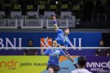 Pebulu tangkis ganda campuran Indonesia Amri Syahnawi (tengah) dan Nita Violina Marwah (kiri) melakukan smes ke arah pebulu tangkis Indonesia Jafar Hidayatullah dan Felisha Alberta Nathaniel Pasaribu pada babak semifinal Indonesia Masters II Super 100 2024 di Jatim International Expo, Surabaya, Jawa Timur, Sabtu (2/11/2024). Amri dan Nita melaju ke babak final usai menang dengan dua gim langsung 21-17 dan 21-19. ANTARA Jatim/Rizal Hanafi/mas.