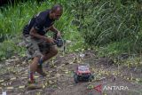 Peserta mengoperasikan mobil remote control (RC) melewati lintasan saat mengikuti 4x4 Remote Control Competition Piala Panglima TNI di Pusat Pendidikan Kavaleri (Pusdikkav), Padalarang, Kabupaten Bandung Barat, Jawa Barat, Minggu (3/11/2024). Kejuaraan 4x4 remote control memperebutkan piala Panglima TNI yang diikuti 35 pehobi mobil RC dari berbagai daerah di Jawa Barat tersebut digelar dalam rangka memperingati HUT Ke-79 TNI. ANTARA FOTO/Abdan Syakura/agr