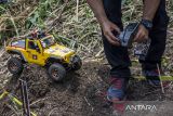 Peserta mengoperasikan mobil remote control (RC) melewati lintasan saat mengikuti 4x4 Remote Control Competition Piala Panglima TNI di Pusat Pendidikan Kavaleri (Pusdikkav), Padalarang, Kabupaten Bandung Barat, Jawa Barat, Minggu (3/11/2024). Kejuaraan 4x4 remote control memperebutkan piala Panglima TNI yang diikuti 35 pehobi mobil RC dari berbagai daerah di Jawa Barat tersebut digelar dalam rangka memperingati HUT Ke-79 TNI. ANTARA FOTO/Abdan Syakura/agr