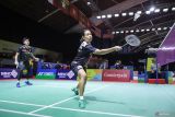 Pebulu tangkis ganda campuran Indonesia Aisyah Salsabila Putri (kanan) dan Marwan Faza (kiri) mengembalikan kok ke arah pebulu tangkis Indonesia Verrell Yustin Mulia dan Priskila Venus Elsadai saat semifinal Indonesia Masters II Super 100 2024 di Jatim International Expo, Surabaya, Jawa Timur, Sabtu (2/11/2024). Marwan dan Aisyah berhasil melaju ke babak final usai menang dengan skor 21-15 dan 21-8. ANTARA Jatim/Rizal Hanafi/mas.