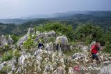 Wisatawan berjalan menyusuri kawasan Stone Garden Citatah, Kabupaten Bandung Barat, Jawa Barat, Minggu (3/11/2024). Badan Pusat Statistik mencatat jumlah perjalanan wisatawan nusantara pada September 2024 meningkat sebesar 9,86 persen atau 83,36 juta perjalanan dibandingkan bulan sebelumnya (month to month) dan meningkat sebesar 38,58 persen secara tahunan (year on year). ANTARA FOTO/Abdan Syakura/agr