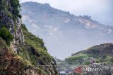 Wisatawan berdiri di atas jembatan gantung di kawasan Stone Garden Citatah, Kabupaten Bandung Barat, Jawa Barat, Minggu (3/11/2024). Badan Pusat Statistik mencatat jumlah perjalanan wisatawan nusantara pada September 2024 meningkat sebesar 9,86 persen atau 83,36 juta perjalanan dibandingkan bulan sebelumnya (month to month) dan meningkat sebesar 38,58 persen secara tahunan (year on year). ANTARA FOTO/Abdan Syakura/agr