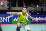 Pebulu tangkis tunggal putra Indonesia Yohanes Saut Marcellyno mengembalikan kok ke arah pebulu tangkis Malaysia Sholeh Aidil saat semifinal Indonesia Masters II Super 100 2024 di Jatim International Expo, Surabaya, Jawa Timur, Sabtu (2/11/2024). Saut gagal melaju ke babak final usai kalah dengan skor 19-21, 23-21, dan 16-21. ANTARA Jatim/Rizal Hanafi/mas.