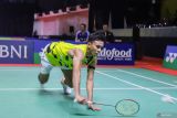 Pebulu tangkis tunggal putra Indonesia Yohanes Saut Marcellyno berusaha mengembalikan kok ke arah pebulu tangkis Malaysia Sholeh Aidil saat semifinal Indonesia Masters II Super 100 2024 di Jatim International Expo, Surabaya, Jawa Timur, Sabtu (2/11/2024). Saut gagal melaju ke babak final usai kalah dengan skor 19-21, 23-21, dan 16-21. ANTARA Jatim/Rizal Hanafi/mas.