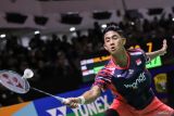 Pebulu tangkis tunggal putra Indonesia Alwi Farhan mengembalikan kok ke arah pebulu tangkis Malaysia Sholeh Aidil pada babak final Indonesia Masters II Super 100 2024 di Jatim International Expo, Surabaya, Jawa Timur, Minggu (3/11/2024). Alwi Farhan menjuarai tunggal putra Indonesia Masters II Super 100 usai menang dengan skor 21-10 dan 21-9. ANTARA Jatim/Rizal Hanafi/mas.