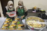 Dua pekerja mengemas menu makanan diet sehat di Hanan Catering, Tangerang Selatan, Banten, Senin (4/11/2024). Jasa boga tersebut menyediakan ratusan menu makanan diet sehat yang tetap lezat seharga Rp50 ribu per menu guna membantu program diet dan menjaga kesehatan masyarakat. ANTARA FOTO/Sulthony Hasanuddin/gp