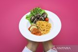 Pekerja menunjukkan salah satu menu makanan diet sehat di Hanan Catering, Tangerang Selatan, Banten, Senin (4/11/2024). Jasa boga tersebut menyediakan ratusan menu makanan diet sehat yang tetap lezat seharga Rp50 ribu per menu guna membantu program diet dan menjaga kesehatan masyarakat. ANTARA FOTO/Sulthony Hasanuddin/gp